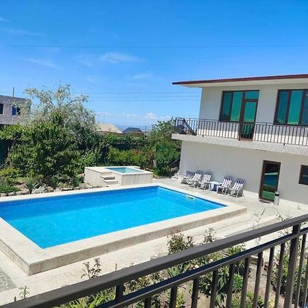 Apex Rest House Of 10 Rooms And Pool Ереван Екстериор снимка