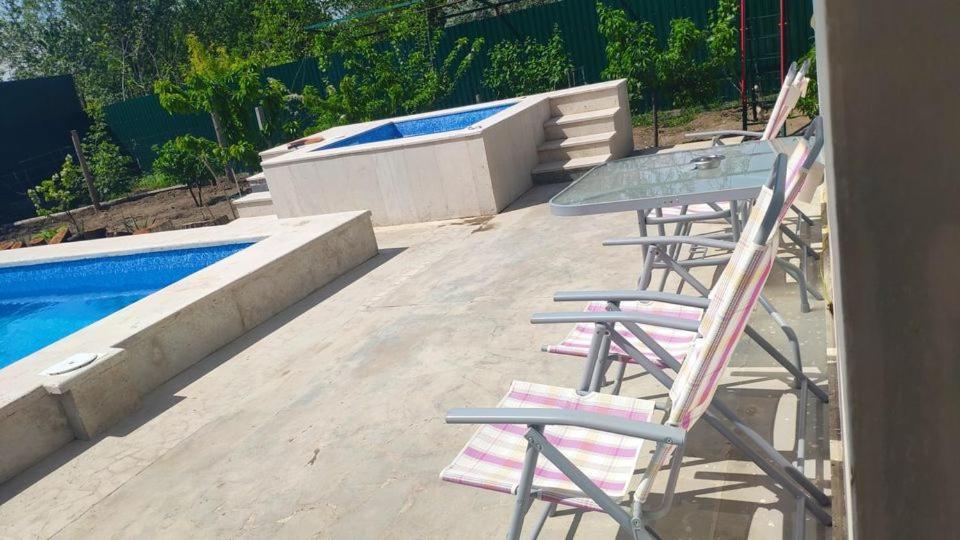 Apex Rest House Of 10 Rooms And Pool Ереван Екстериор снимка