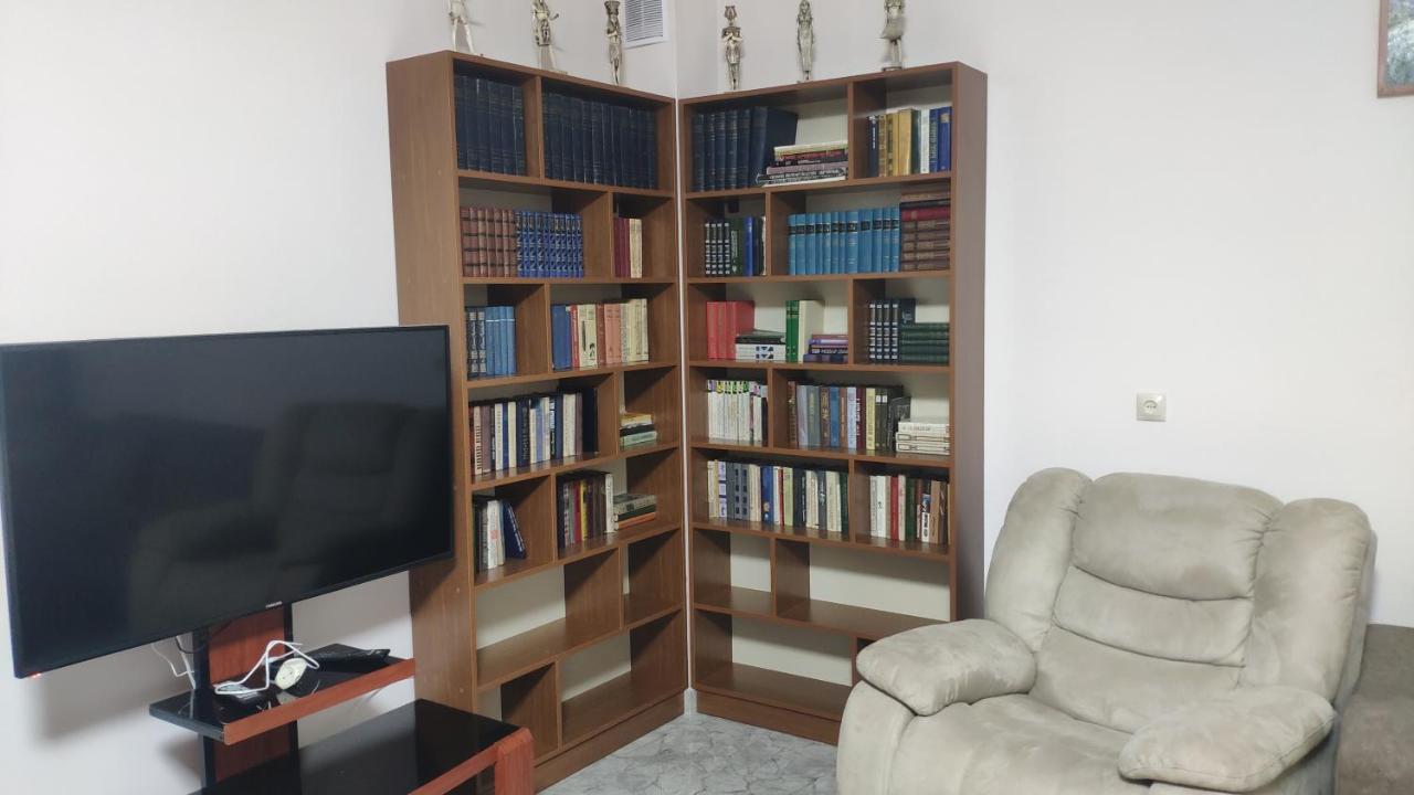 Apex Rest House Of 10 Rooms And Pool Ереван Екстериор снимка