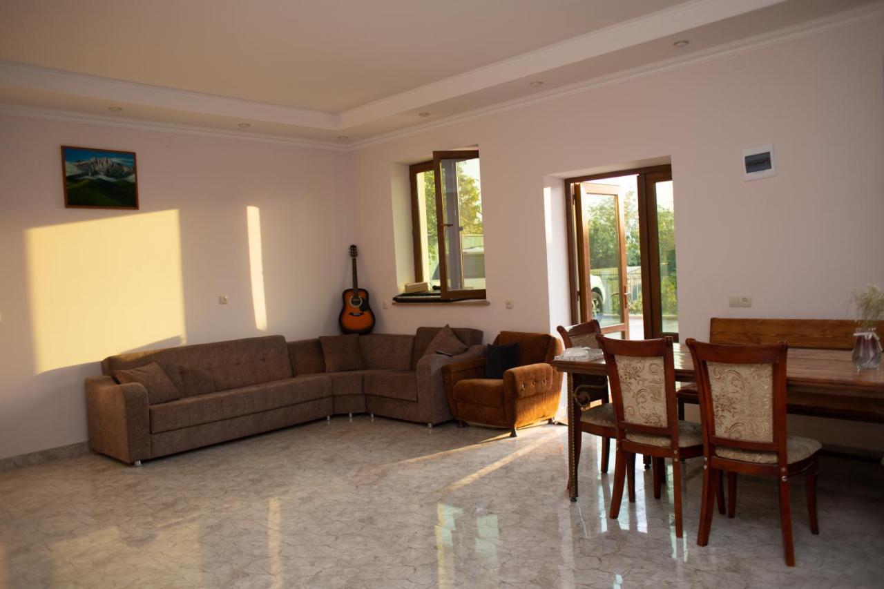 Apex Rest House Of 10 Rooms And Pool Ереван Екстериор снимка