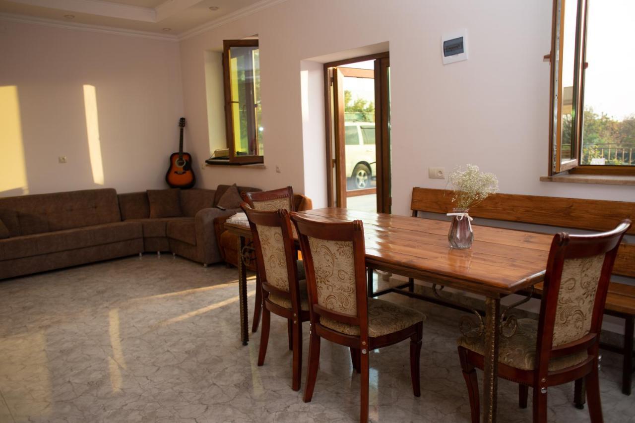 Apex Rest House Of 10 Rooms And Pool Ереван Екстериор снимка