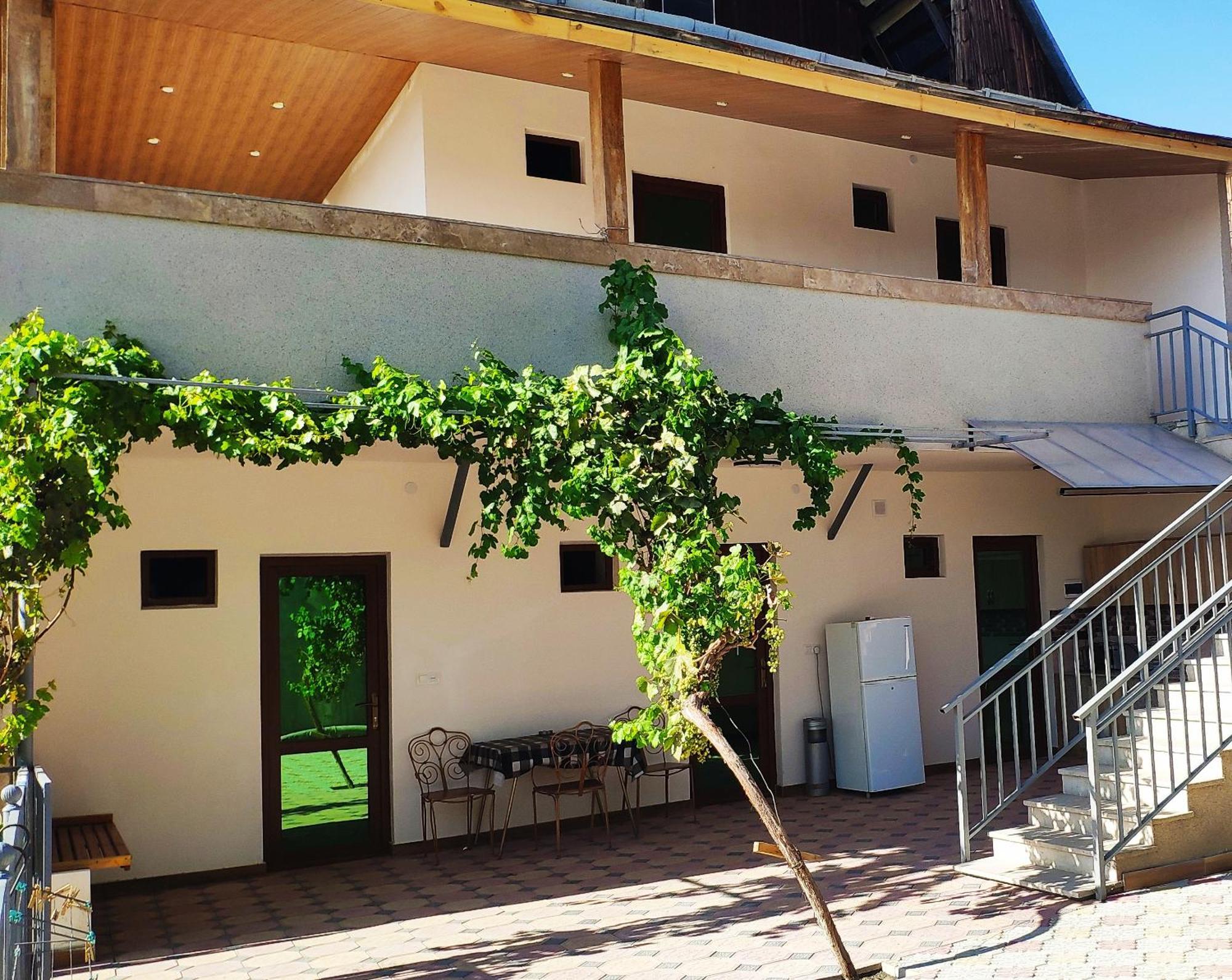 Apex Rest House Of 10 Rooms And Pool Ереван Екстериор снимка