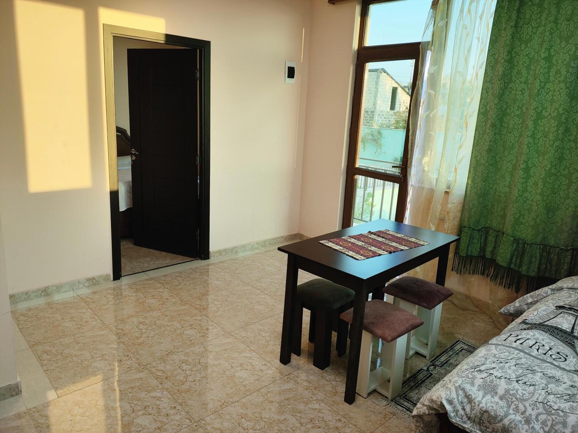 Apex Rest House Of 10 Rooms And Pool Ереван Екстериор снимка