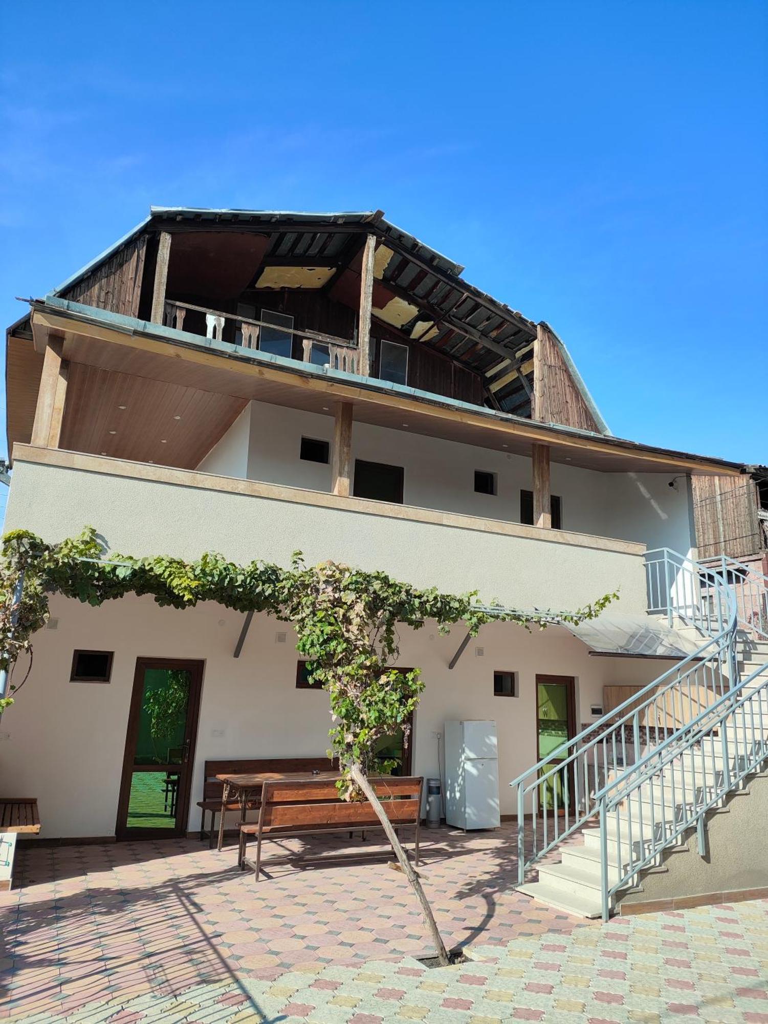Apex Rest House Of 10 Rooms And Pool Ереван Екстериор снимка