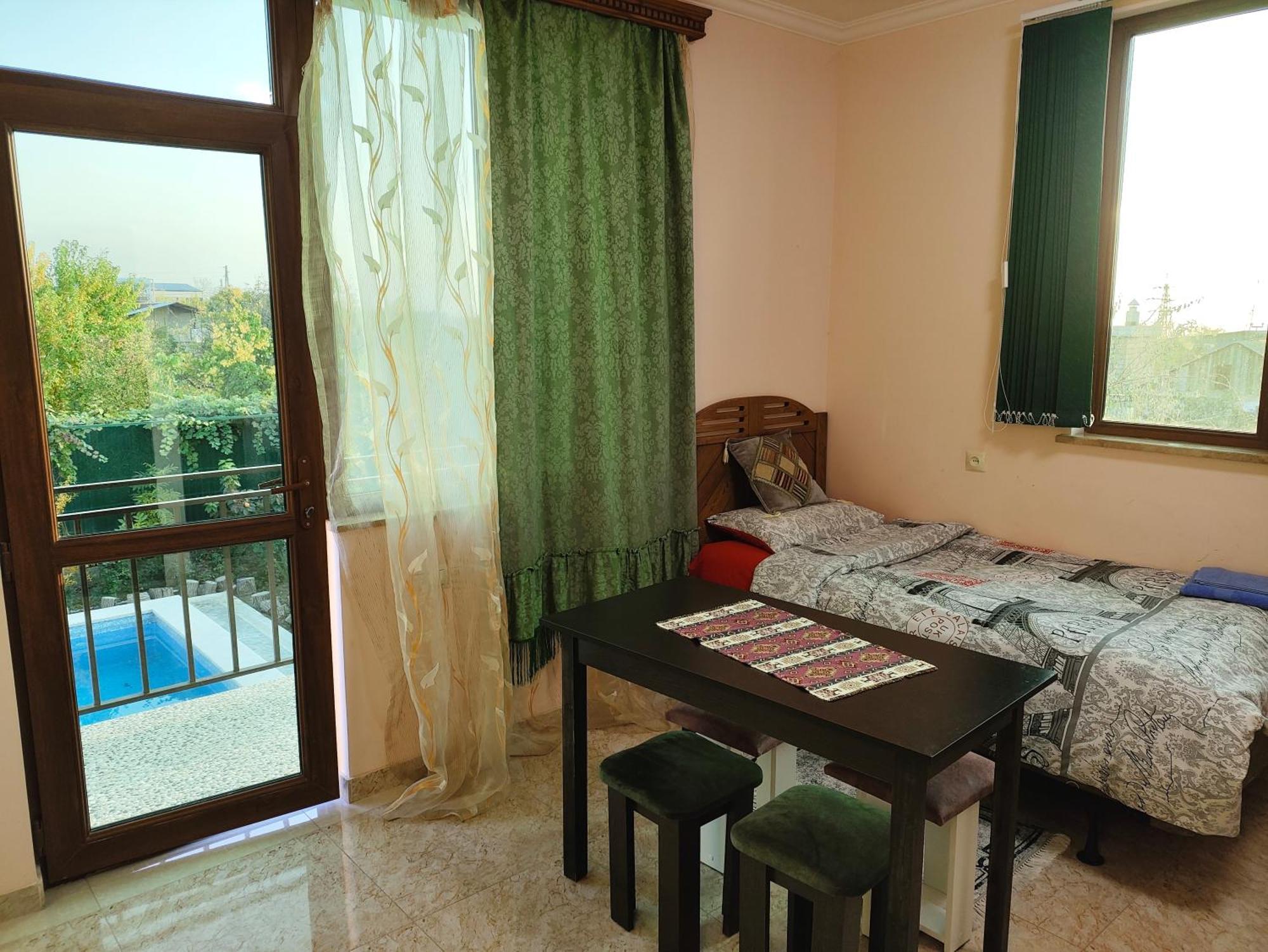 Apex Rest House Of 10 Rooms And Pool Ереван Екстериор снимка