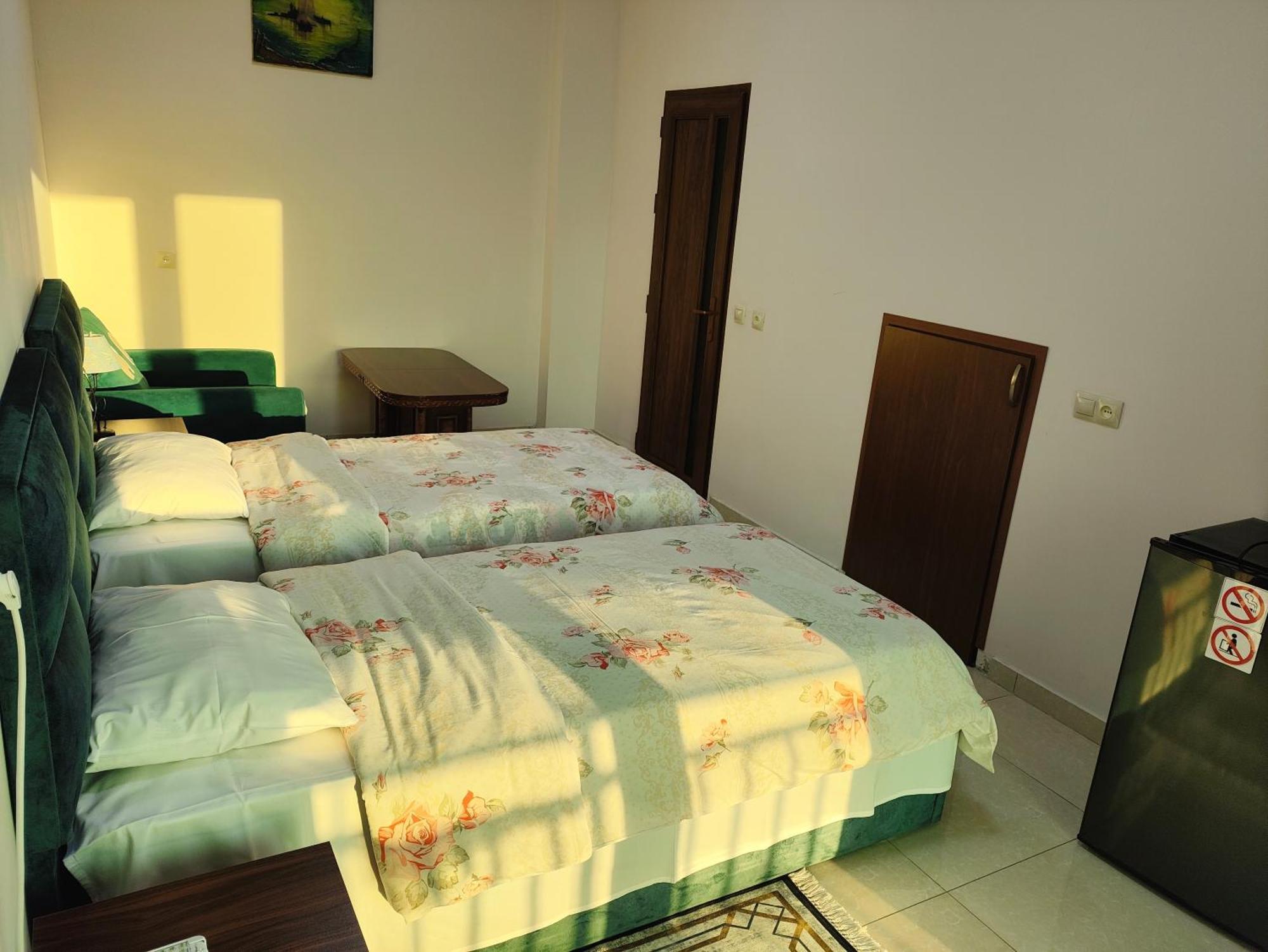 Apex Rest House Of 10 Rooms And Pool Ереван Екстериор снимка