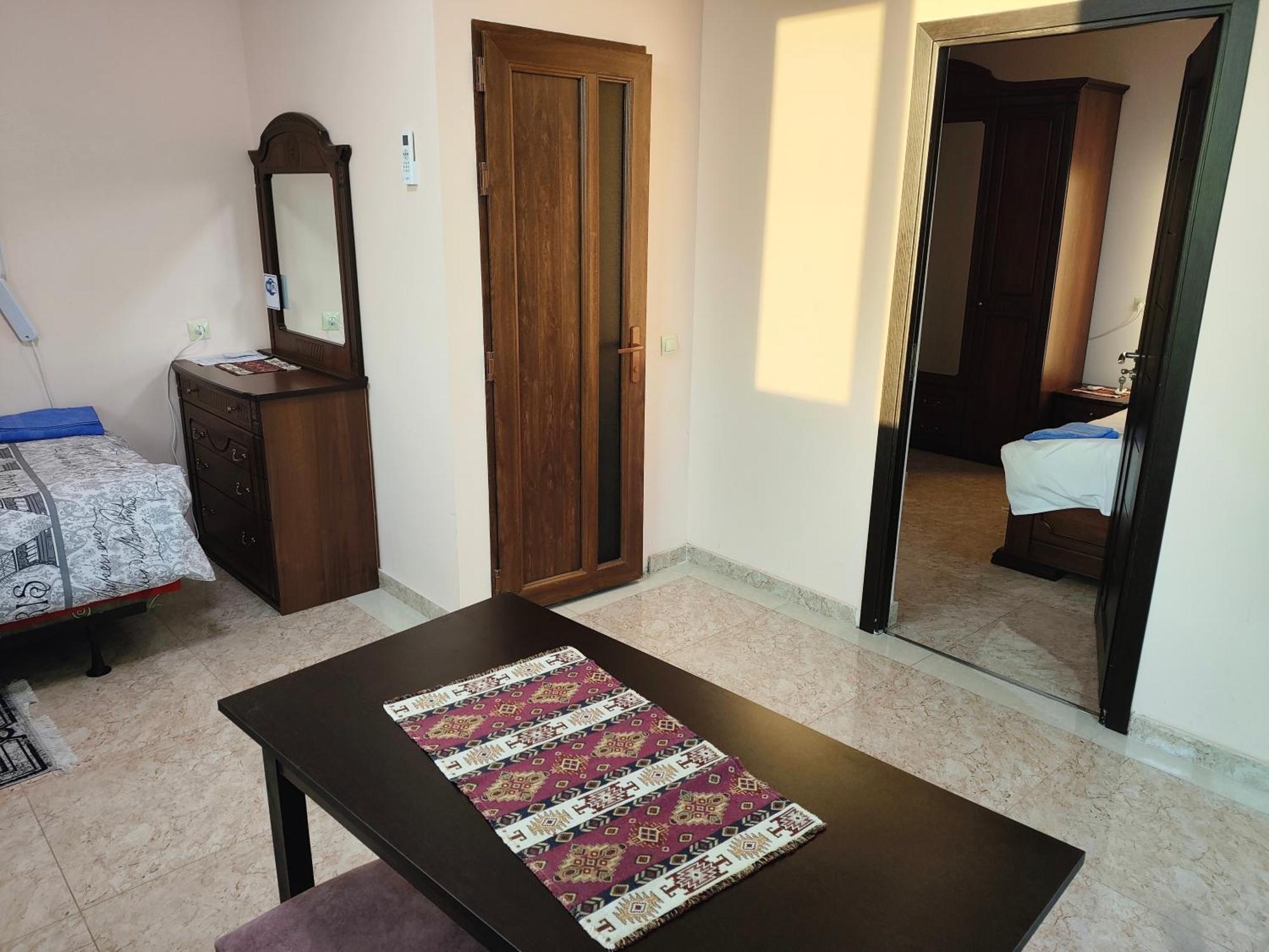 Apex Rest House Of 10 Rooms And Pool Ереван Екстериор снимка