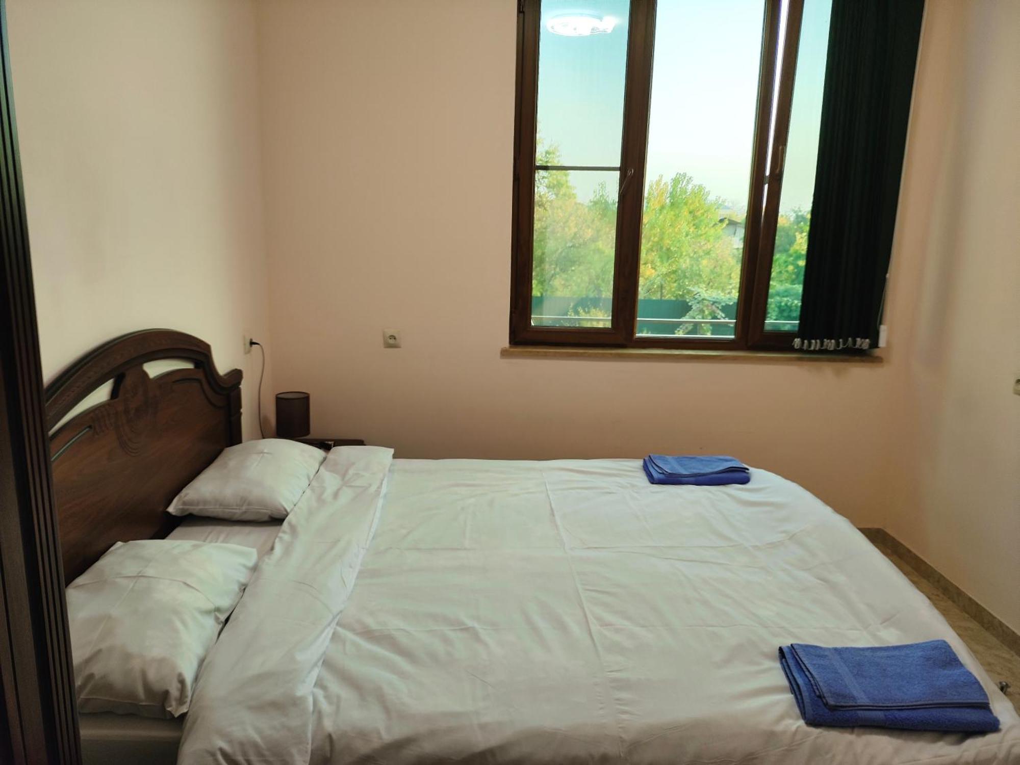 Apex Rest House Of 10 Rooms And Pool Ереван Екстериор снимка