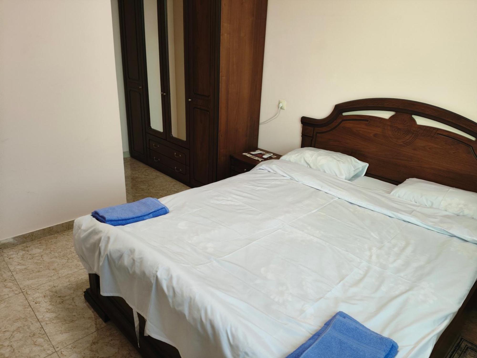 Apex Rest House Of 10 Rooms And Pool Ереван Екстериор снимка
