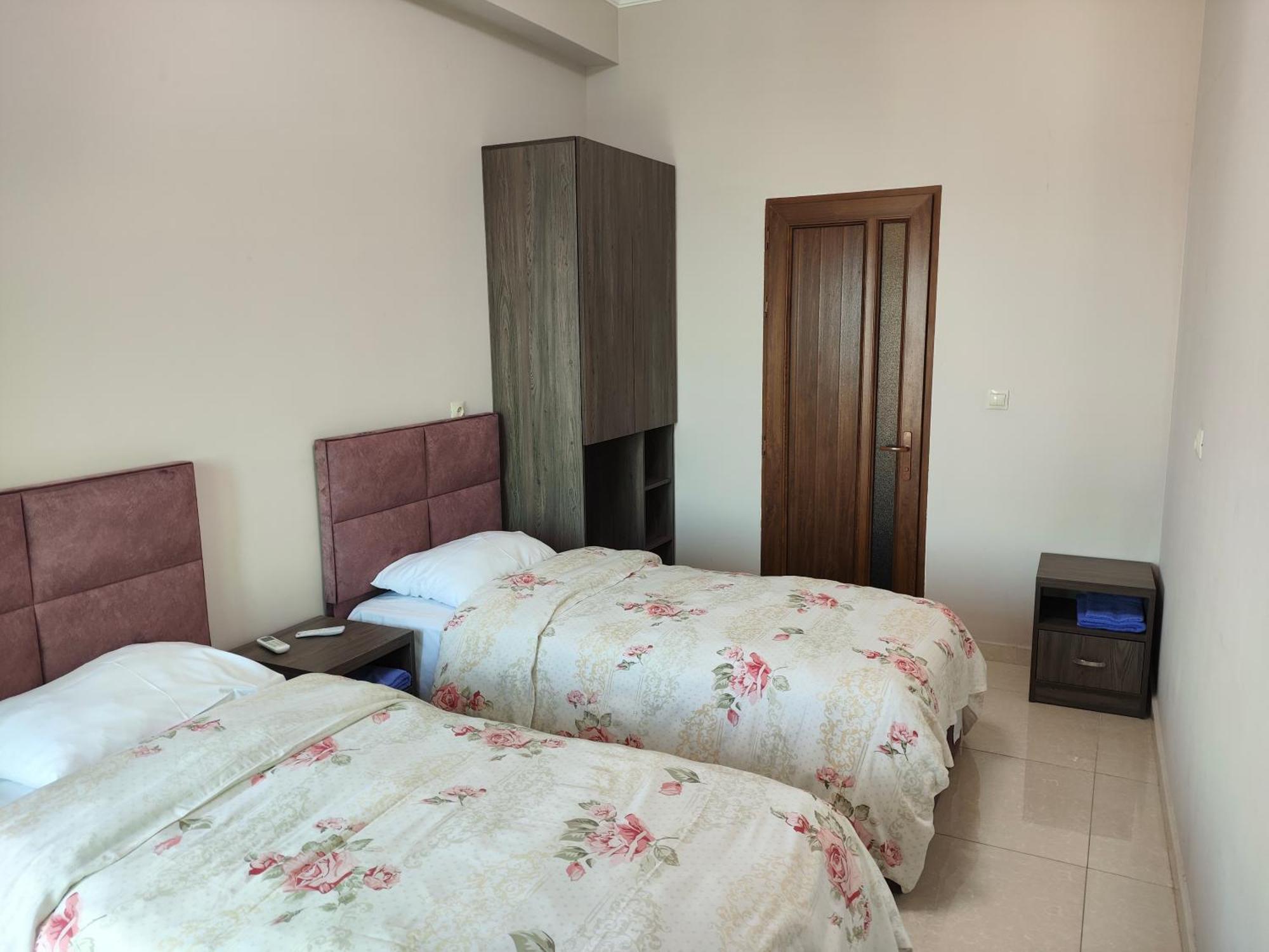 Apex Rest House Of 10 Rooms And Pool Ереван Екстериор снимка