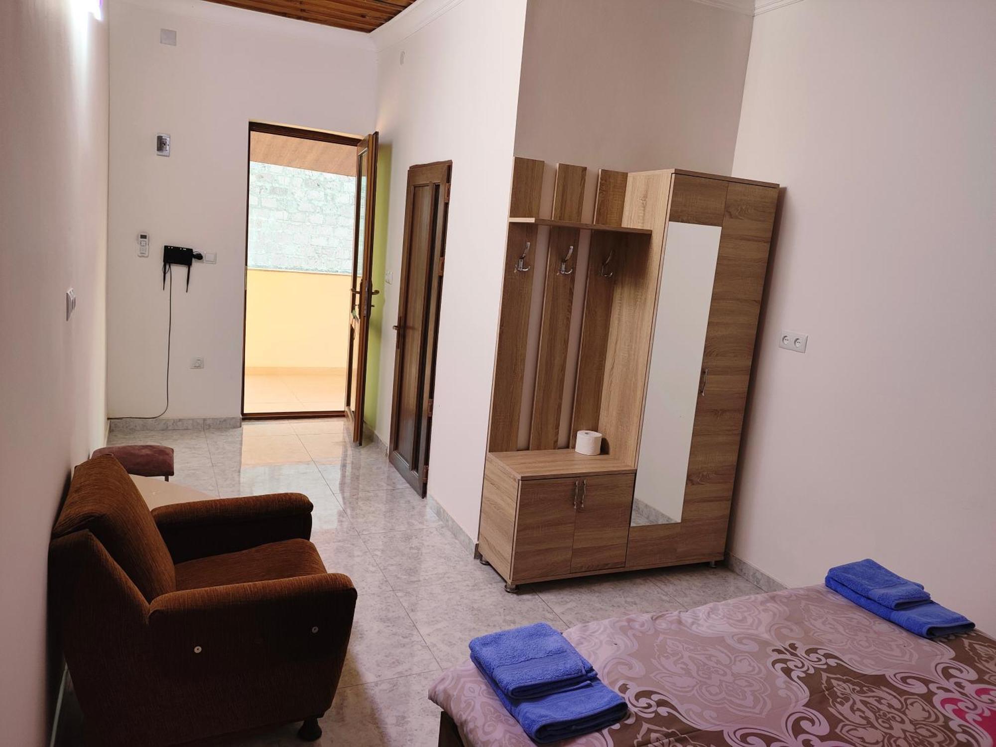 Apex Rest House Of 10 Rooms And Pool Ереван Екстериор снимка