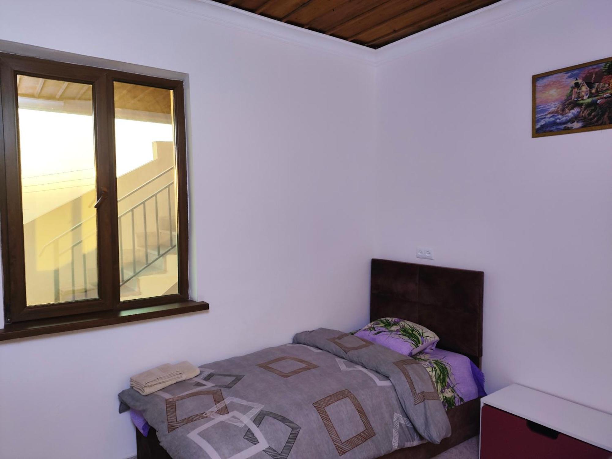 Apex Rest House Of 10 Rooms And Pool Ереван Екстериор снимка