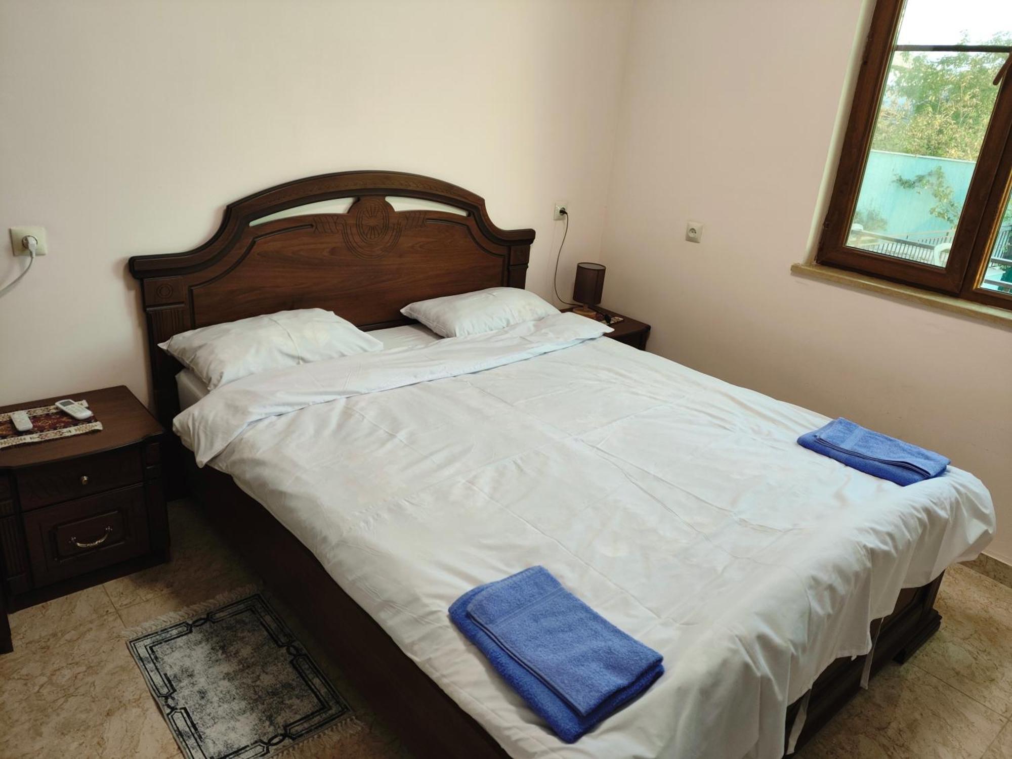 Apex Rest House Of 10 Rooms And Pool Ереван Екстериор снимка