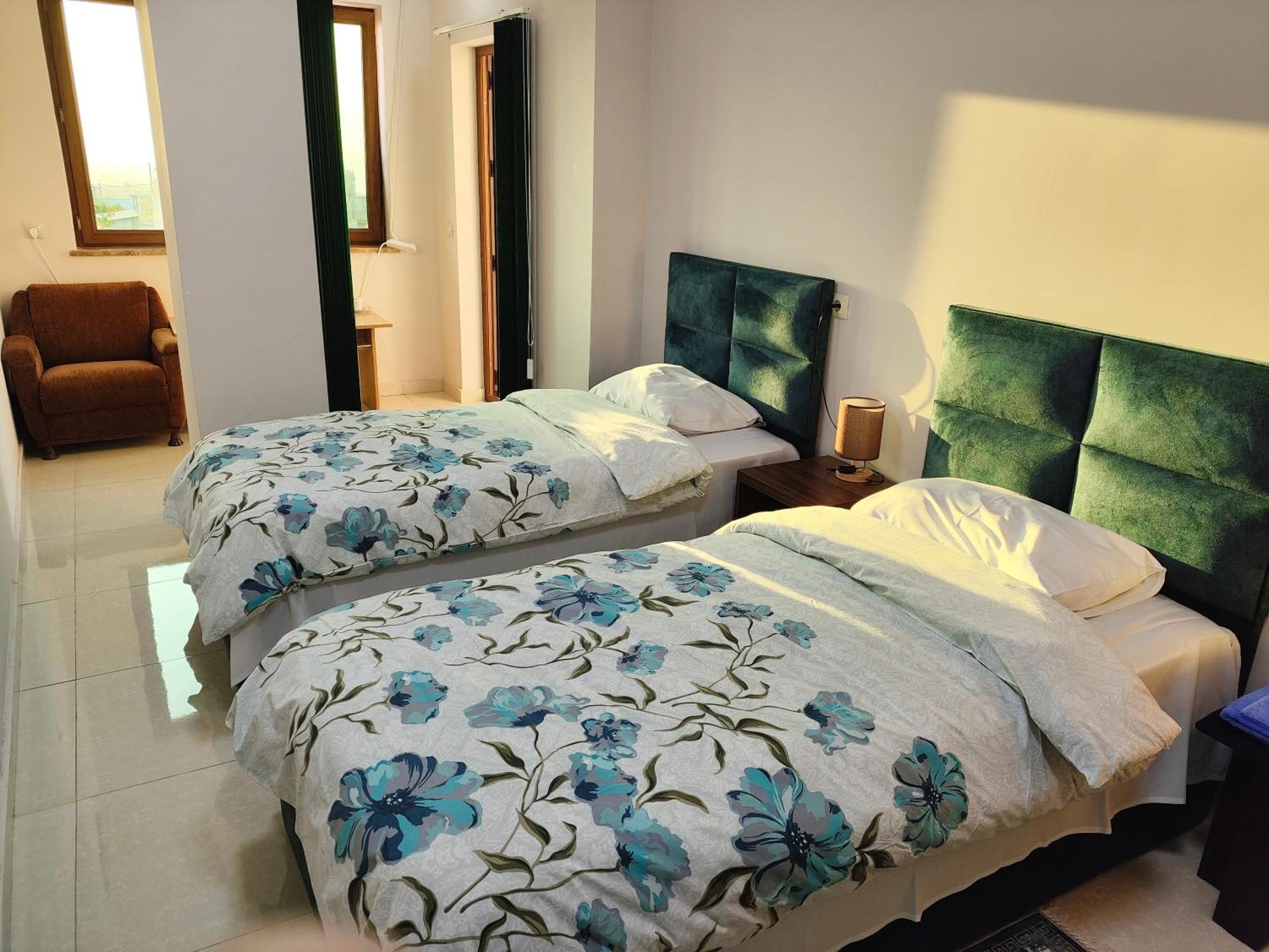 Apex Rest House Of 10 Rooms And Pool Ереван Екстериор снимка