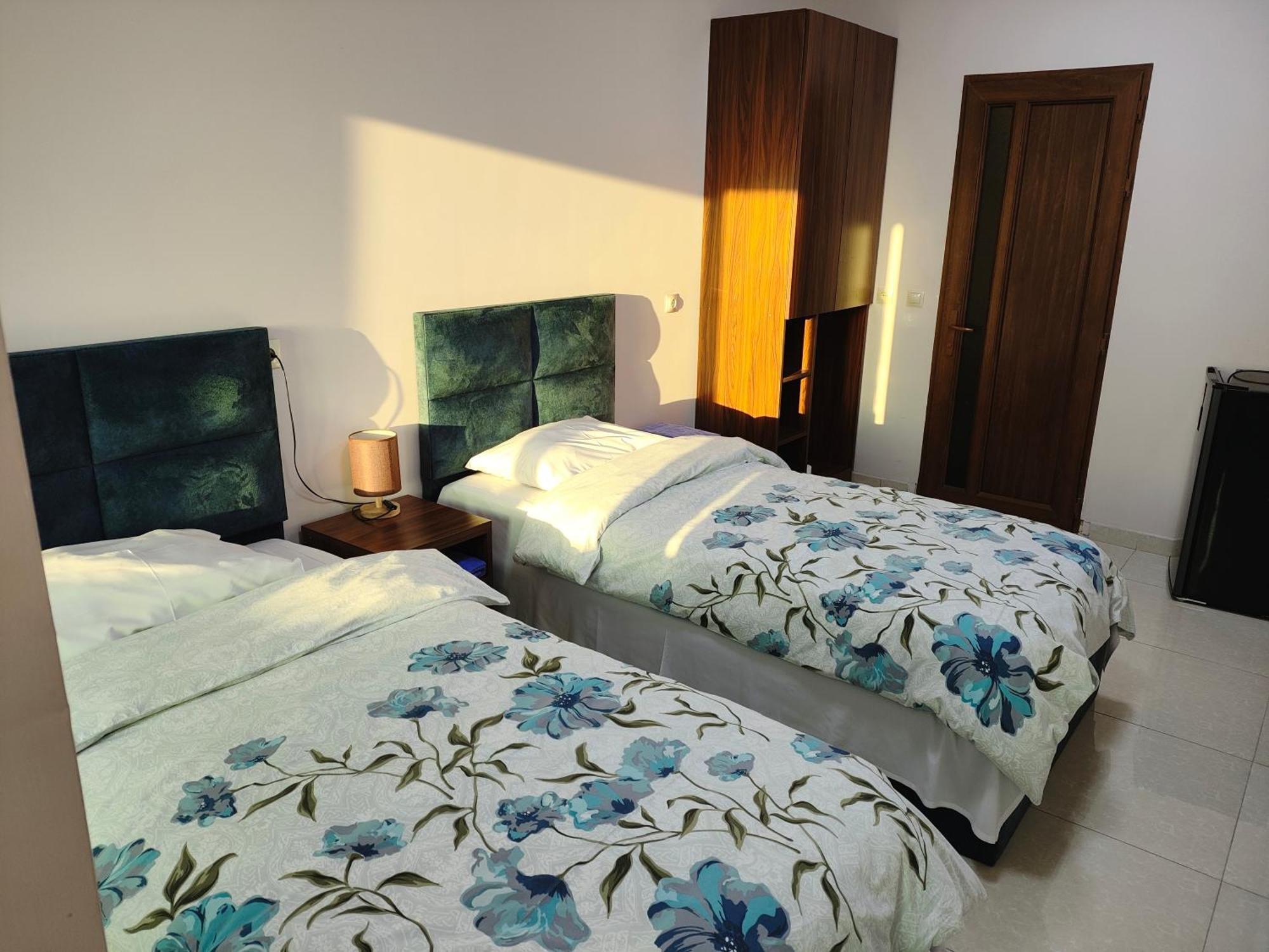 Apex Rest House Of 10 Rooms And Pool Ереван Екстериор снимка