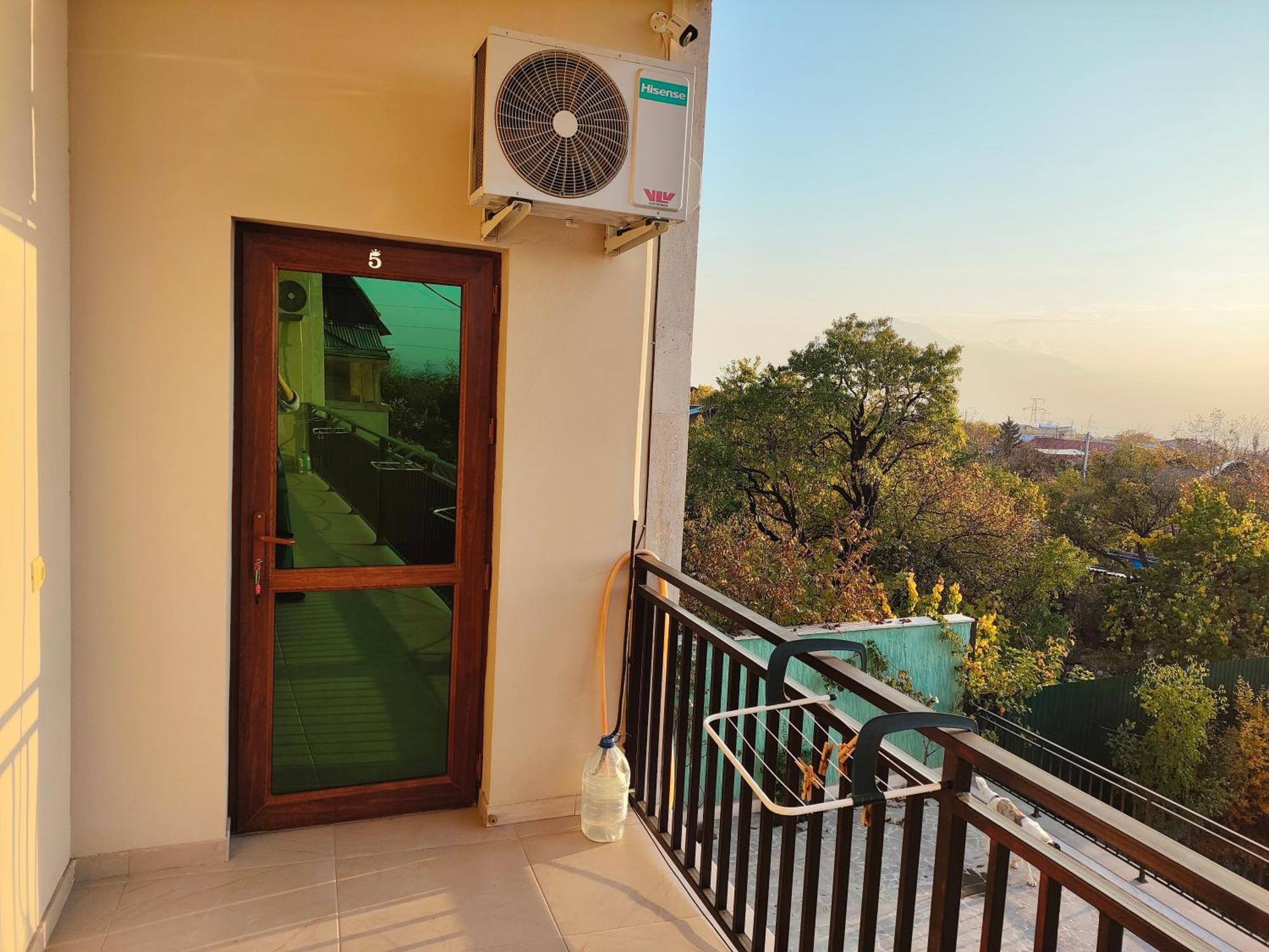 Apex Rest House Of 10 Rooms And Pool Ереван Екстериор снимка