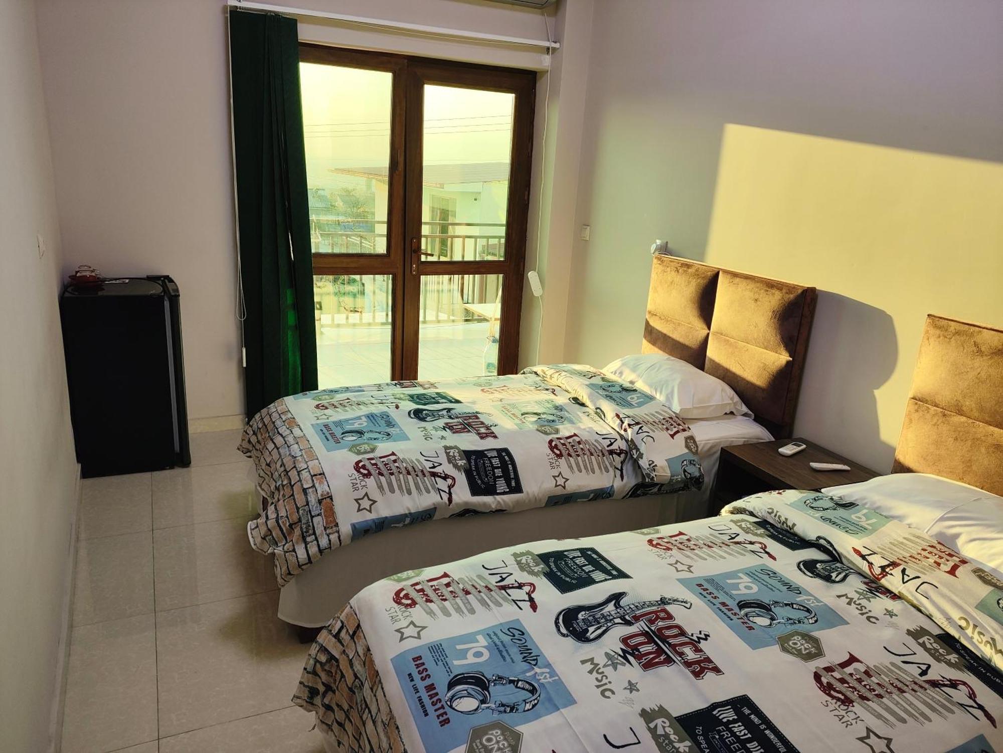 Apex Rest House Of 10 Rooms And Pool Ереван Екстериор снимка