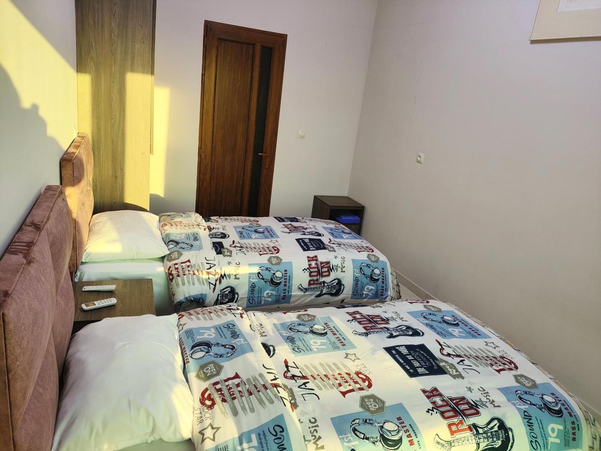 Apex Rest House Of 10 Rooms And Pool Ереван Екстериор снимка