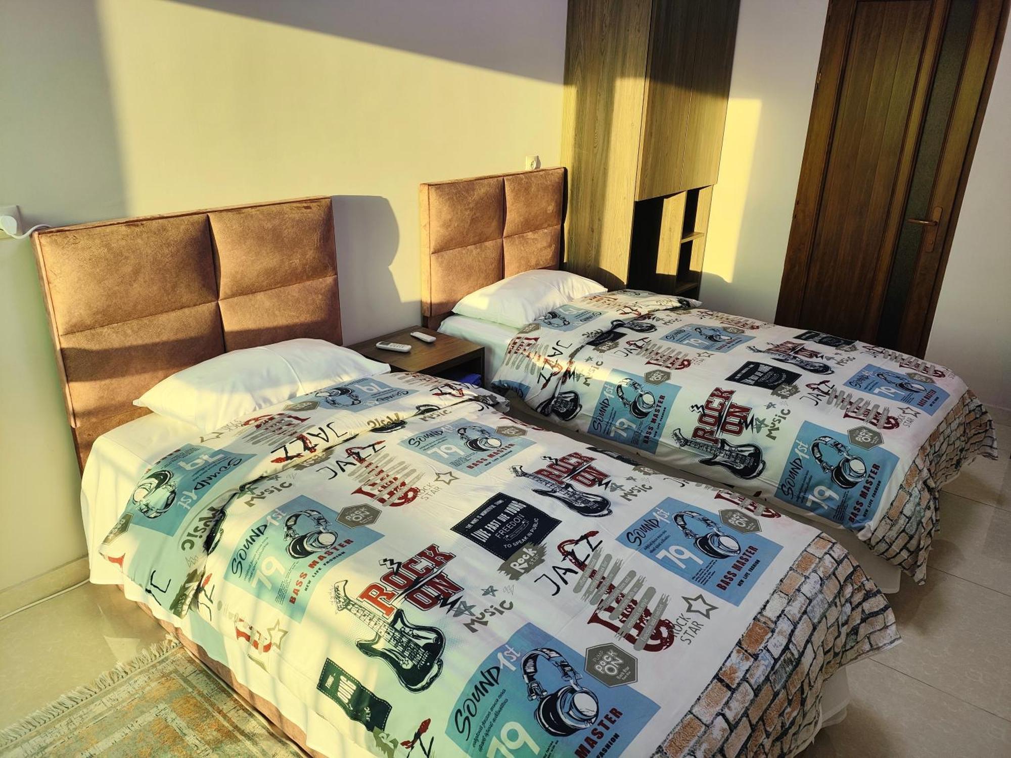 Apex Rest House Of 10 Rooms And Pool Ереван Екстериор снимка