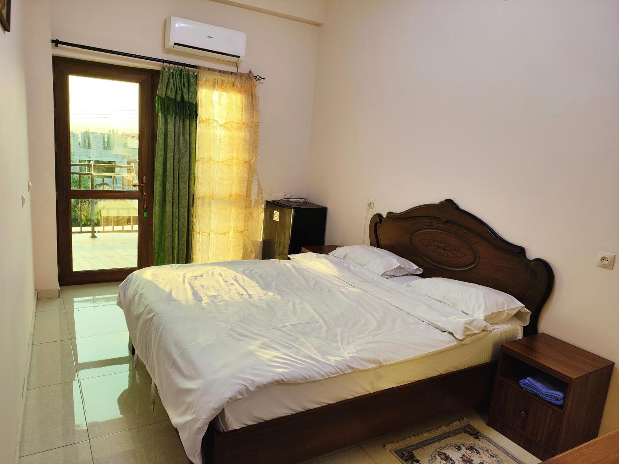 Apex Rest House Of 10 Rooms And Pool Ереван Екстериор снимка