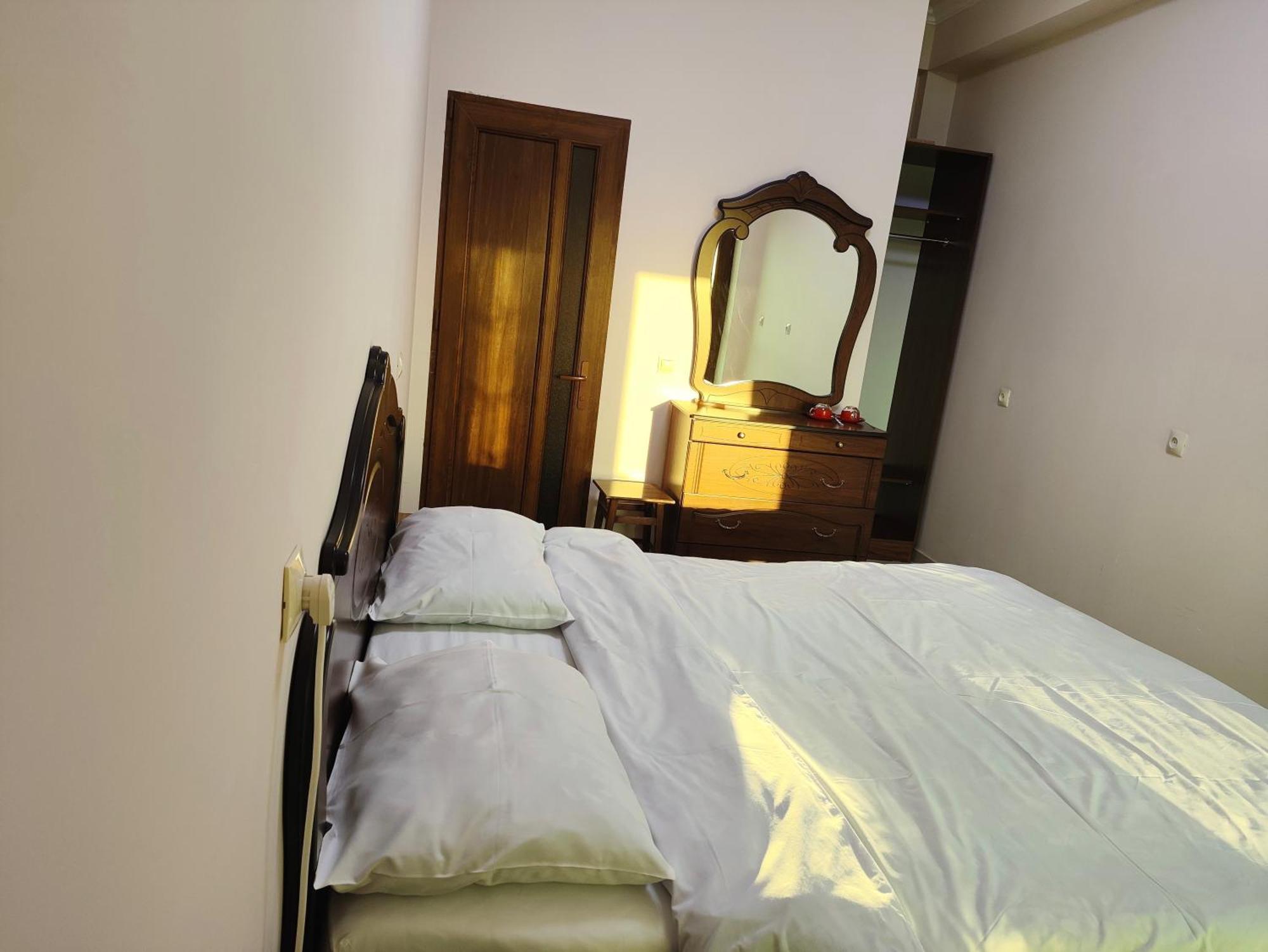 Apex Rest House Of 10 Rooms And Pool Ереван Екстериор снимка