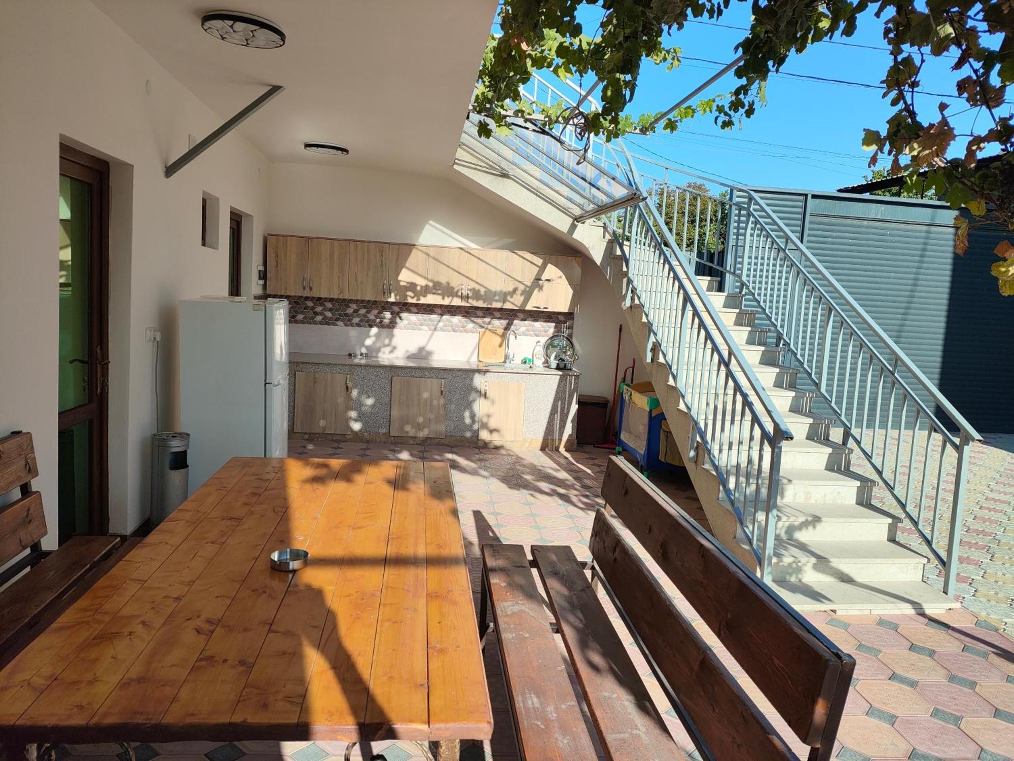 Apex Rest House Of 10 Rooms And Pool Ереван Стая снимка