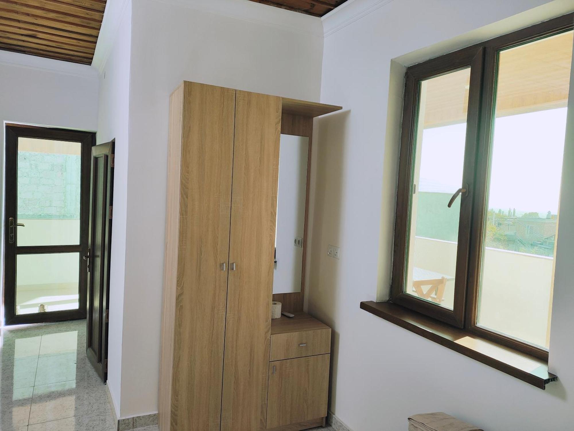Apex Rest House Of 10 Rooms And Pool Ереван Екстериор снимка