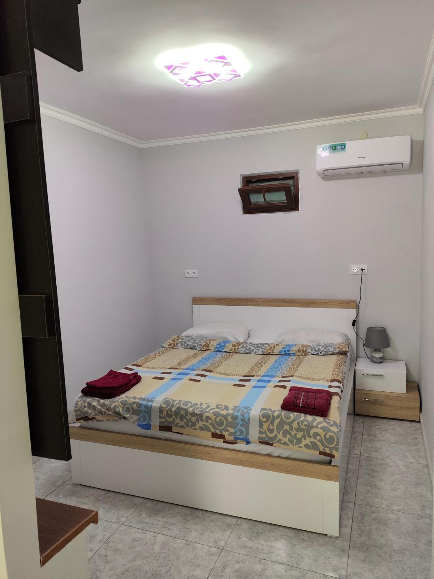 Apex Rest House Of 10 Rooms And Pool Ереван Екстериор снимка
