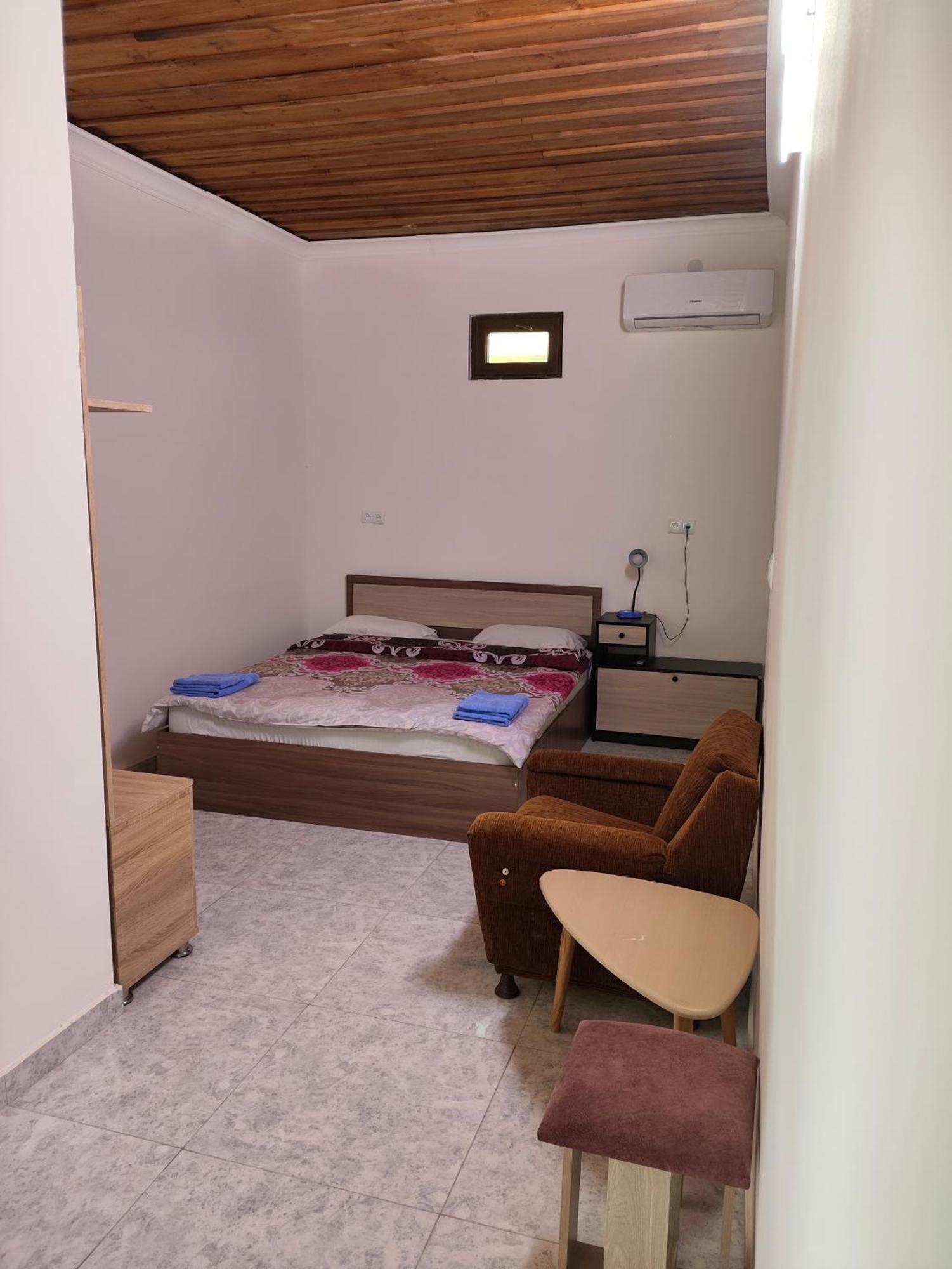 Apex Rest House Of 10 Rooms And Pool Ереван Стая снимка