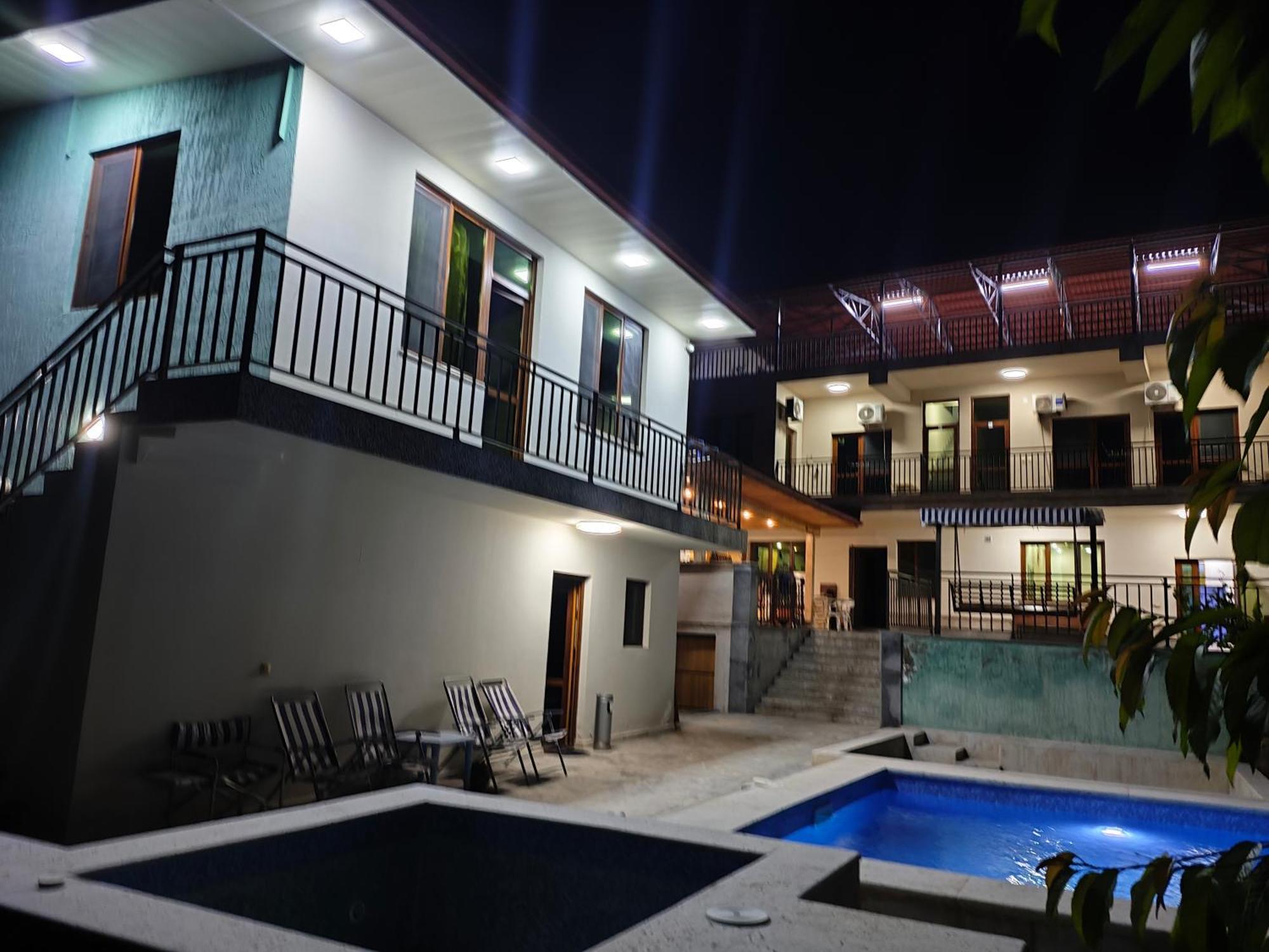 Apex Rest House Of 10 Rooms And Pool Ереван Екстериор снимка