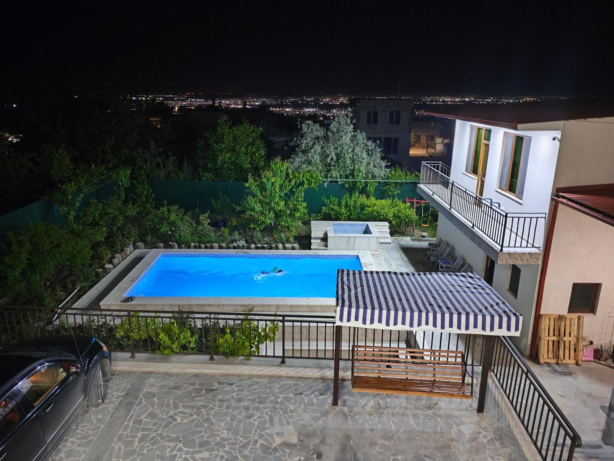 Apex Rest House Of 10 Rooms And Pool Ереван Екстериор снимка